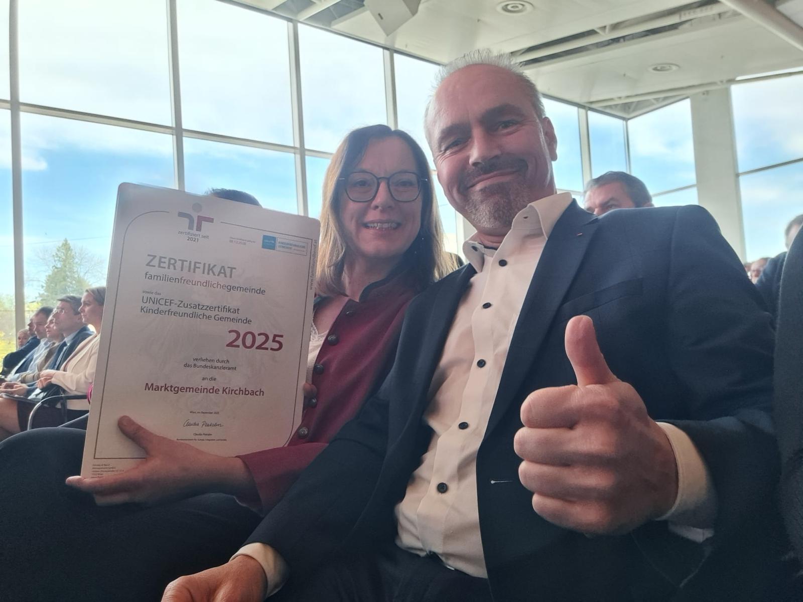 Zertifizierung familienfreundliche Gemeinde 
Bgm. Markus Salcher und GR Barbara Plunger nehmen die Urkunde entgegen